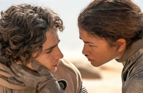 V drugem delu Peščenega planeta se Paul Atreides (Timothée 
Chalamet) usodno poveže s svojo srčno izbranko Chuni (Zendaya).