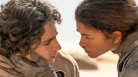 V drugem delu Peščenega planeta se Paul Atreides (Timothée 
Chalamet) usodno poveže s svojo srčno izbranko Chuni (Zendaya).