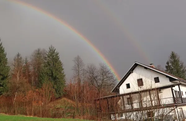 Odboj sončnih žarkov v dežnih kapljicah je nad Slovenijo minuli 
teden pričaral mavrico. 