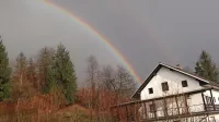 Odboj sončnih žarkov v dežnih kapljicah je nad Slovenijo minuli 
teden pričaral mavrico. 
