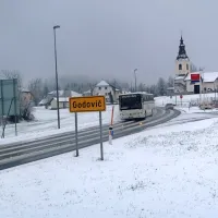 Če zanemarimo pluske snežne brozge na pešce proti pošti na 
bencinskem servisu, je sobotni sneg poskrbel tudi za nekaj 
pozabljene bele idile.