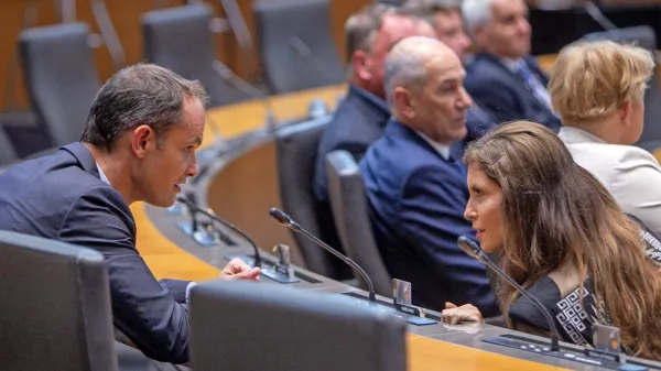 Eva Irgl in Anže Logar se iz prve klopi selita v zadnjo klop k Dejanu 
Kalohu.