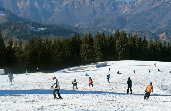 Širni razgledi na smučarskem centru Cerkno so to zimo bili, 
kompaktnega snega pa je bilo le za 34-dnevni smučarski vzorec.