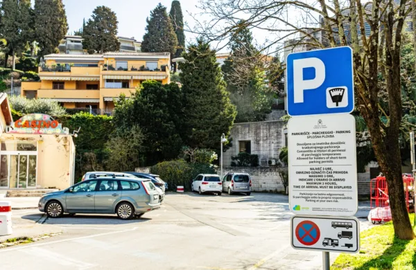 Parkirišče za Splošno plovbo v Portorožu. 