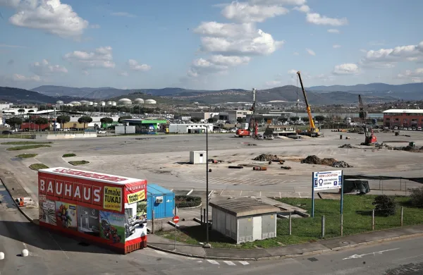 Na zemljišču, ki ga je do lanskega leta zasedal kamionski terminal 
Luke Koper, potekajo prvi posegi, ki vodijo do začetka gradnje 
trgovskega centra Bauhaus. 