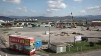 Na zemljišču, ki ga je do lanskega leta zasedal kamionski terminal 
Luke Koper, potekajo prvi posegi, ki vodijo do začetka gradnje 
trgovskega centra Bauhaus. 