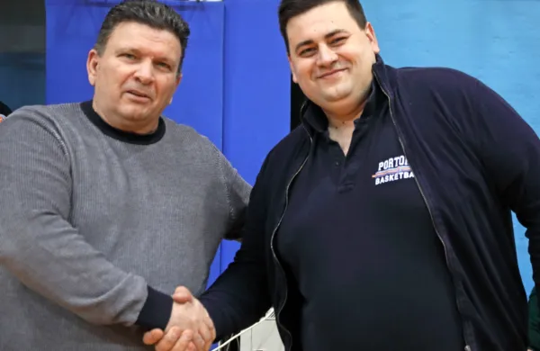 Tako sta se minulo sezono rokovala trenerja Predrag Milović (levo) 
in Denis Nusdorfer. Vajo sta ponovila v soboto, razlika pa je v tem,  
da je bil lani Milović na čelu Postojne, zdaj pa Sežane. 