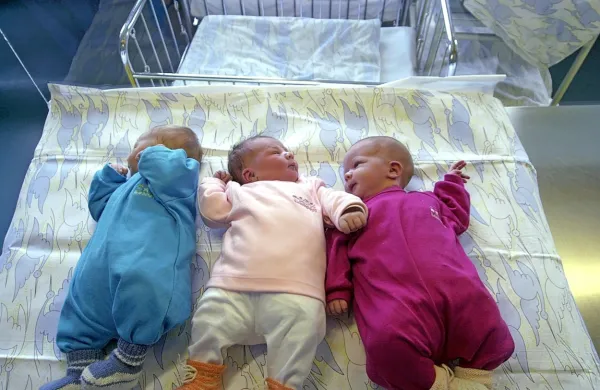 V slovenskih porodnišnicah je bilo lani (po preliminarnih podatkih)   613 ali 3,5 odstotka  manj porodov kot v letu 2022.