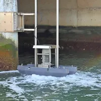 Po novem turbina potuje po vodilu in se prilagaja višini vodne 
gladine, zato bo kljubovala visokim vodam. 