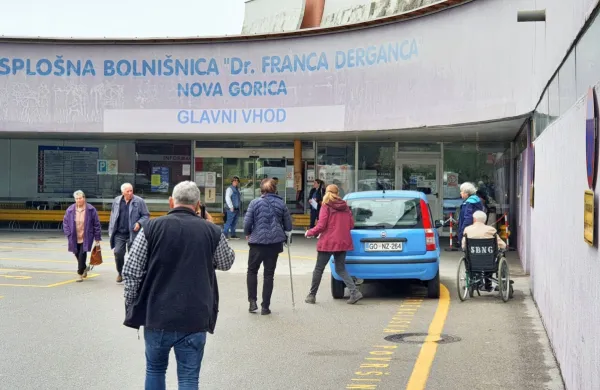 Glede na jutranjo živahnost pred glavnim vhodom v šempetrsko 
bolnišnico, bi nepoznavalec včeraj težko zaključil, da zdravniki 
stavkajo.