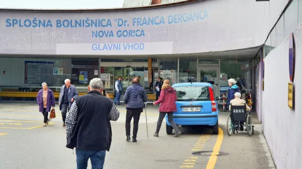 Glede na jutranjo živahnost pred glavnim vhodom v šempetrsko 
bolnišnico, bi nepoznavalec včeraj težko zaključil, da zdravniki 
stavkajo.
