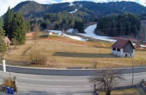 Na Trbižu, ki leži na 754 metrih nadmorske višine, je bila včeraj 
bela le umetno zasnežena proga. 