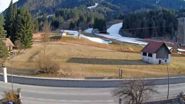 Na Trbižu, ki leži na 754 metrih nadmorske višine, je bila včeraj 
bela le umetno zasnežena proga. 