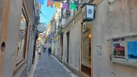 V prostorih današnje prodajalne Alpina v Čevljarski ulici je nekoč 
delovala lekarna. 