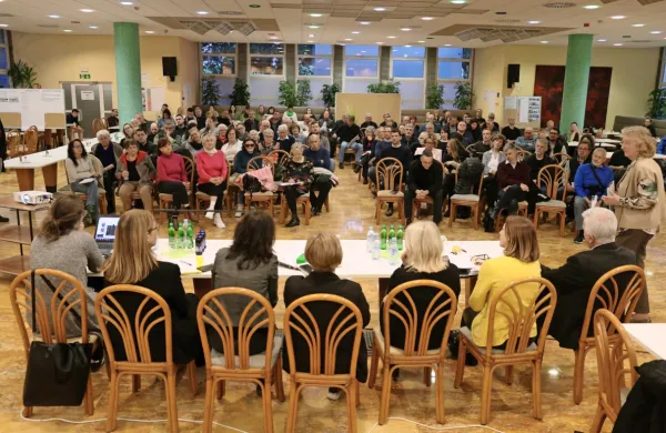 Hotel Delfin je bil poln Izolank in Izolanov, ki so želeli slišati 
predlog za uskladitev občinskega prostorskega načrta z referendumskimi zahtevami. 