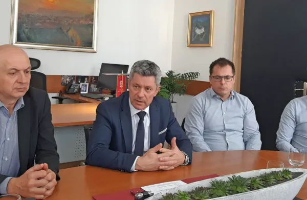 Postojnski župan Igor Marentič in Vlado Švab iz podjetja CPK 
(drugi in prvi z leve)  sta včeraj podpisala slaba dva milijona evrov 
težko pogodbo za komunalno ureditev cone na Prestranku ob 
železnici. 
