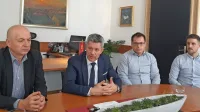 Postojnski župan Igor Marentič in Vlado Švab iz podjetja CPK 
(drugi in prvi z leve)  sta včeraj podpisala slaba dva milijona evrov 
težko pogodbo za komunalno ureditev cone na Prestranku ob 
železnici. 
