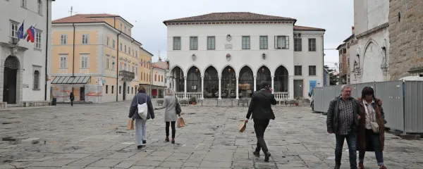 Titov trg je osrednji trg v mestu, a dogajanje se je v zadnjem času preselilo na promenado, k morju. 