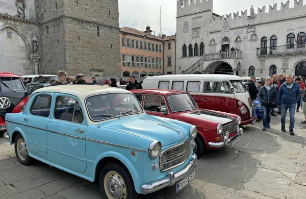 Obiskovalci so imeli priložnost, da si eksotične avtomobile  
pobližje ogledajo, se z njimi fotografirajo in lastnike povprašajo  o 
letnikih in drugih zanimivostih. 