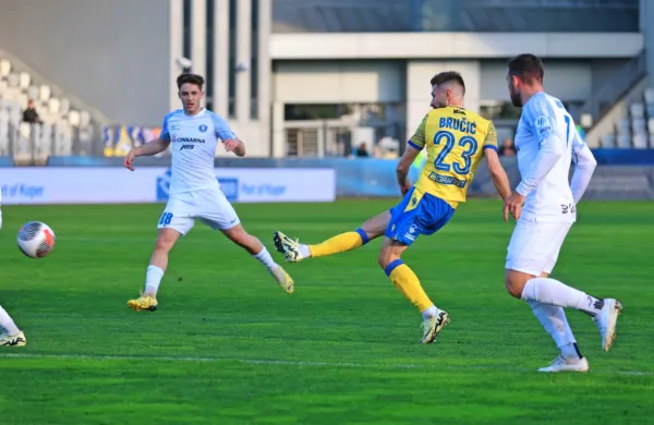 Karlo Bručić (v rumeno-modri opremi) je bil v četrtek na Bonifiki 
med boljšimi koprskimi nogometaši, levo je Tamar Svetlin, desno 
pa trojni celjski strelec Aljoša Matko.
