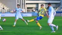Karlo Bručić (v rumeno-modri opremi) je bil v četrtek na Bonifiki 
med boljšimi koprskimi nogometaši, levo je Tamar Svetlin, desno 
pa trojni celjski strelec Aljoša Matko.
