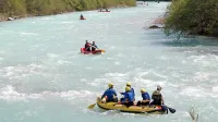 Raftarji in kajakaši  se sprašujejo, ali naj v prihodnjih dneh kupujejo kobariško dovolilnico za plovbo ali ne. 