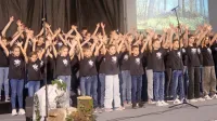 Zbora OŠ Črni Vrh sta predstavila zgodbo o zoreči Ajdi s pesmimi, 
ki jih bodo poslej bržčas prepevali številni šolski pevski zbori.
