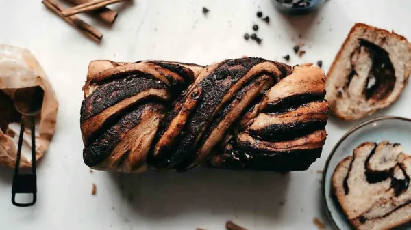 V vzhodni Evropi je priljubljen velikonočni kolač babka. 