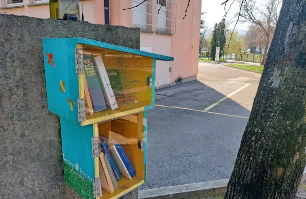 V parku ob Lavričevi knjižnici je mimoidočim že na voljo lično 
poslikana knjigobežnica. 