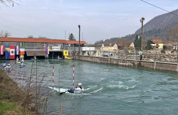 Po katastrofalnih poplavah je v Tacnu  danes mogoče trenirati in 
tekmovati le v kanalu z mirno vodo.