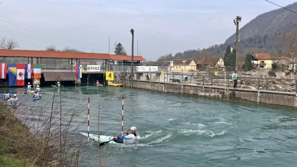 Po katastrofalnih poplavah je v Tacnu  danes mogoče trenirati in 
tekmovati le v kanalu z mirno vodo.