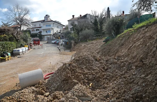Zaradi zahtevne sanacije hudournika je odsek Izletniške poti v 
Žusterni že pol leta zaprt. 
