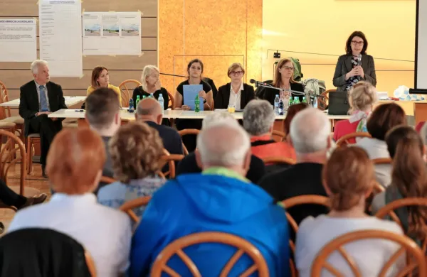 Izolanke in Izolani so se minule dneve udeležili treh javnih predstavitev ter tudi kritično povedali, kaj si 
mislijo o predlogu, kako uskladiti OPN z referendumskimi zahtevami. Na fotografiji so udeleženci prve javne 
predstavitve v hotelu Delfin. 