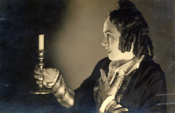 Ksenija Vidali v vlogi Mimi v operi La Bohème Giacoma Puccinija, s katero je debitirala 
2. maja 1947 v ljubljanski Operi. 