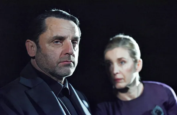 V SNG Nova Gorica je zaživela zadnja Ibsenova drama Ko se mrtvi prebudimo. Na 
fotografiji sta Gorazd Jakomini in Helena Peršuh.  