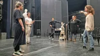 Fotografski utrinek  z vaj za uprizoritev Mnogo hrupa za nič so (z leve): režiserka Ivana Djilas ter igralci Matija Rupel, Radoš Bolčina, 
Ana Facchini in Urška Taufer. 