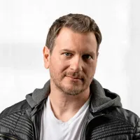 Marko Bratuš, dramaturg uprizoritve Mnogo hrupa za nič, ki bo v novem prevodu 
Srečka Fišerja in režiji Ivane Djilas doživela premiero 11. aprila na velikem odru SNG 
Nova Gorica. 

