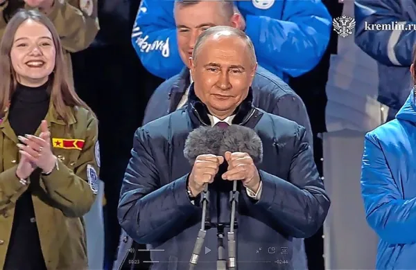 Vladimir Putin je je v ponedeljek prišel na množični shod in 
koncert na Rdečem trgu. 