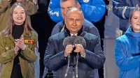 Vladimir Putin je je v ponedeljek prišel na množični shod in 
koncert na Rdečem trgu. 
