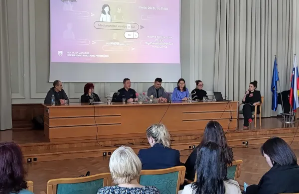 Internet ne pozabi, so posvarili govorniki na včerajšnji okrogli mizi 
o medvrstniškem nasilju in sovražnem govoru na spletu v Novi 
Gorici.   