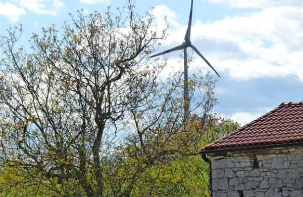 Vetrnica, ki stoji pri Dolenji vasi, bi postala del večjega vetrnega 
polja, za katerega teče priprava državnega prostorskega načrta.