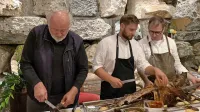 Lojze Wieser (levo) kot “arheolog kulinarike” in pomočnik znamenitega Maxa Stiegla (desno), kuharskega mojstra z 
Gradiščanskega, ki je po rodu iz Pirana. 
