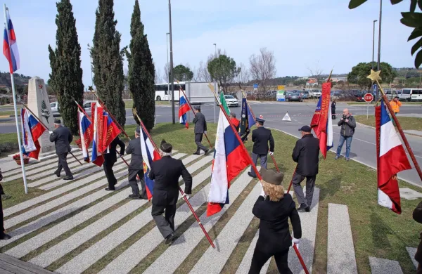 V Strunjanu se bodo danes ponovno  spomnili tragičnega dogodka 
iz leta 1921, ko so fašisti z vlaka streljali na skupino otrok in pri tem 
dva ubili, pet pa jih ranili. 