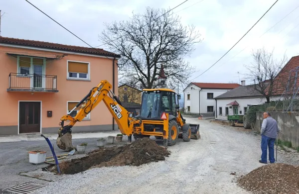 Direkcija za infrastrukturo v Harijah ureja vodovodne priključke, meteorno kanalizacijo in cestno razsvetljavo,  sledi še rekonstrukcija ceste skozi vas.
