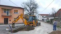 Direkcija za infrastrukturo v Harijah ureja vodovodne priključke, meteorno kanalizacijo in cestno razsvetljavo,  sledi še rekonstrukcija ceste skozi vas.