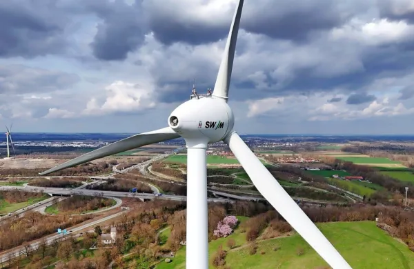 Umeščanje vetrnic v prostor pri nas povsod naleti na odpor. Na fotografiji je vetrnica na Bavarskem. 