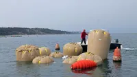 Na globini 12 metrov, čisto blizu ribogojnice Fonda, bo podvodna 
struktura pospeševala razvoj inovativne in trajnostne večtrofične 
akvakulture in morskega življa. 
