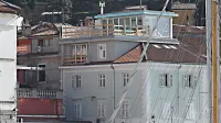 Zgornje etaže v Matteottijevi ulici 2 v Piranu so v lasti podjetja, za 
katerim stoji ruski kapital. Črno gradnjo, ki nastaja na strehi, je že 
pred dvema letoma gradbeni inšpekciji naznanilo redarstvo 
Medobčinske uprave Istre.