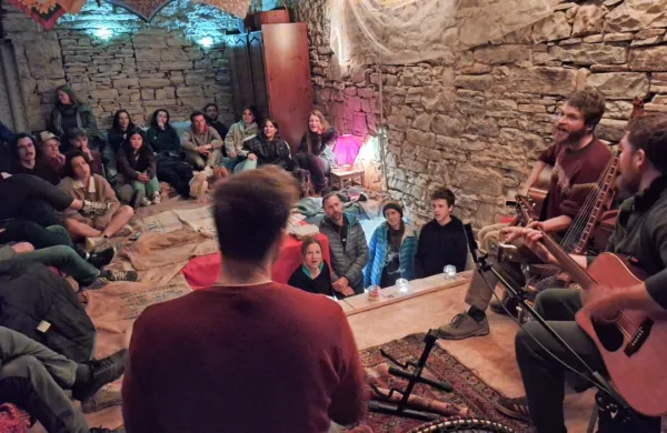 V istrskem zaledju so sinoči na posestvu Permakulture Sokoliči 
gostili primorski Trio Brade.