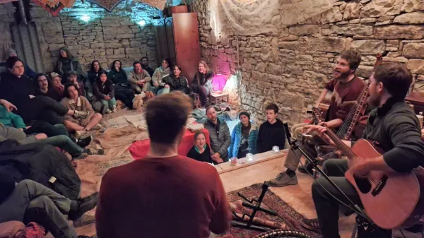 V istrskem zaledju so sinoči na posestvu Permakulture Sokoliči 
gostili primorski Trio Brade.